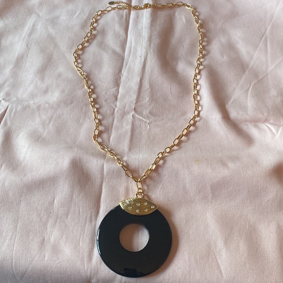 Goldtone Necklace, with Black Circle Design Beautiful 💜❣️❤️ - Picture 2 of 6